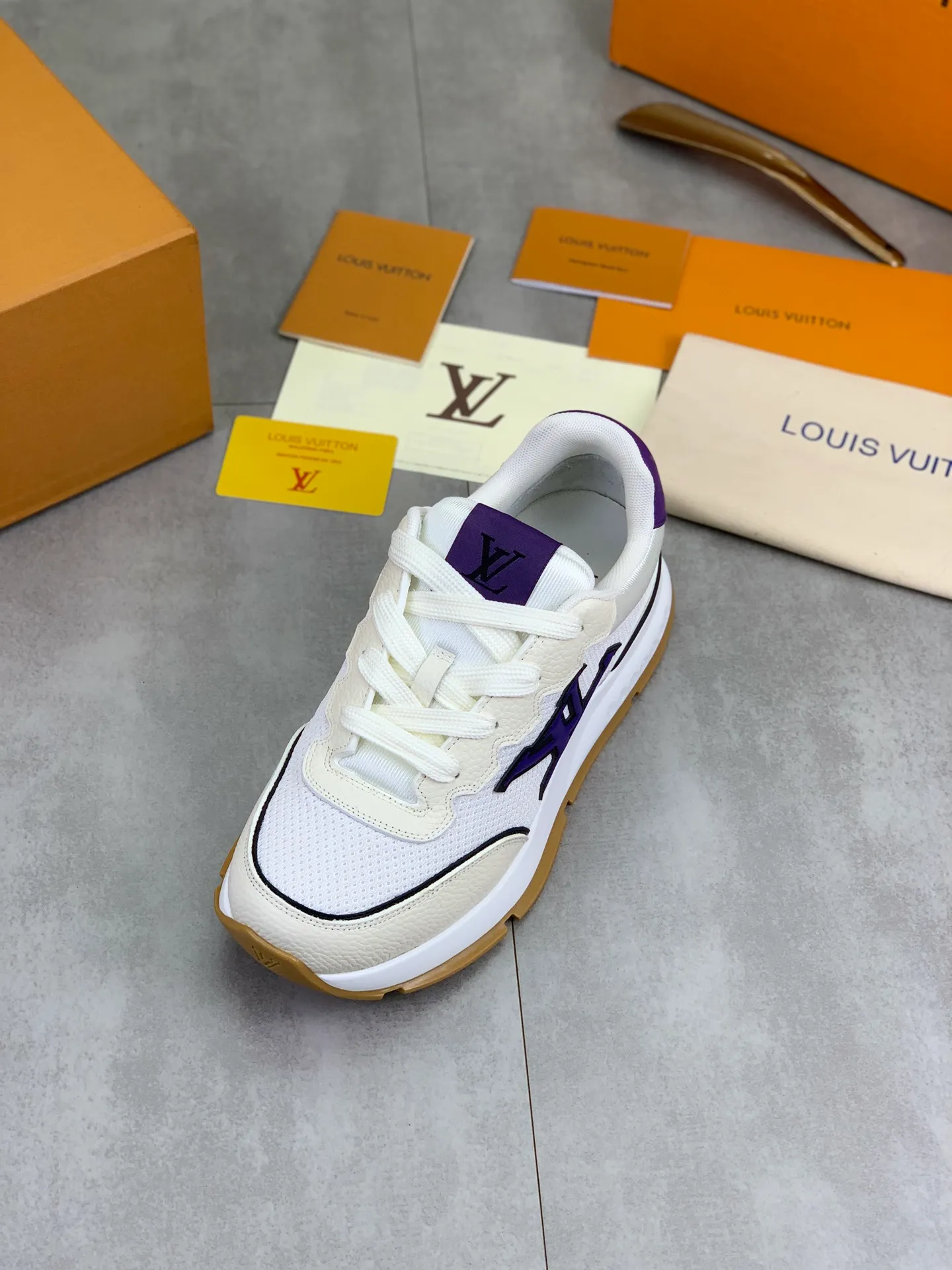 Factory price P700 💶 Top version [LOUIS VUITTON] Couple 🧑‍🤝‍🧑 Craftsman style Counter series (original order) New style 🍀LV Louis Vuitton - top version LV classic high-top trendy shoes! Made of imported original craft calfskin, original breathable lining, and original wear-resistant, lightweight, high-end TPU outsole! High quality products! 4️⃣ colors available, size: female 35-39, male 39-44 (female 40, male 45 46 customized)